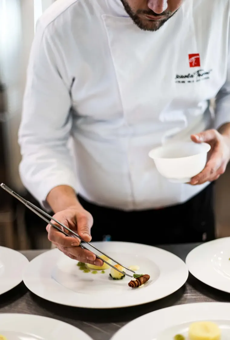 Chef al lavoro su un piatto