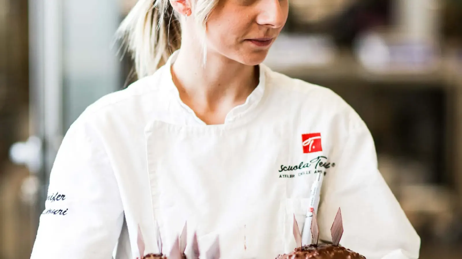 Studentessa del corso di pasticceria
