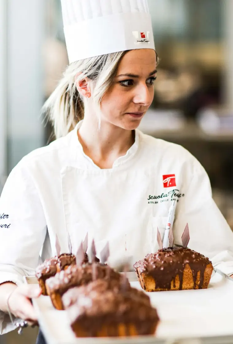 Studentessa del corso di pasticceria